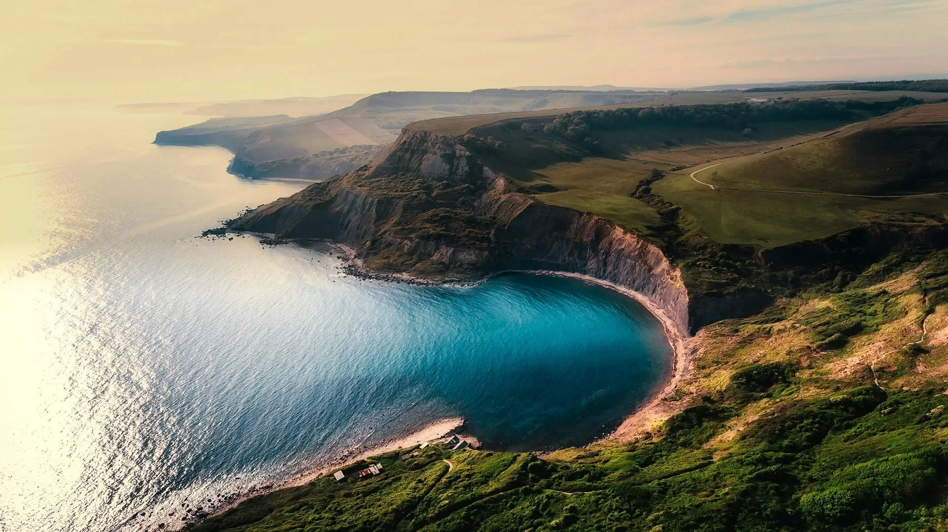 Paisaje montañoso con Mar de fondo